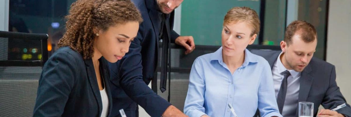 Banner Equipe Empresarial Analisando Documentos Para Uma Revisao Fiscal Completa Min (1) - Abrir Empresa Simples